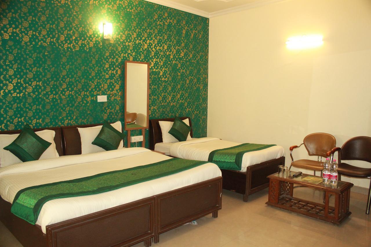 Hotel Smart Plaza Nuova Delhi Esterno foto