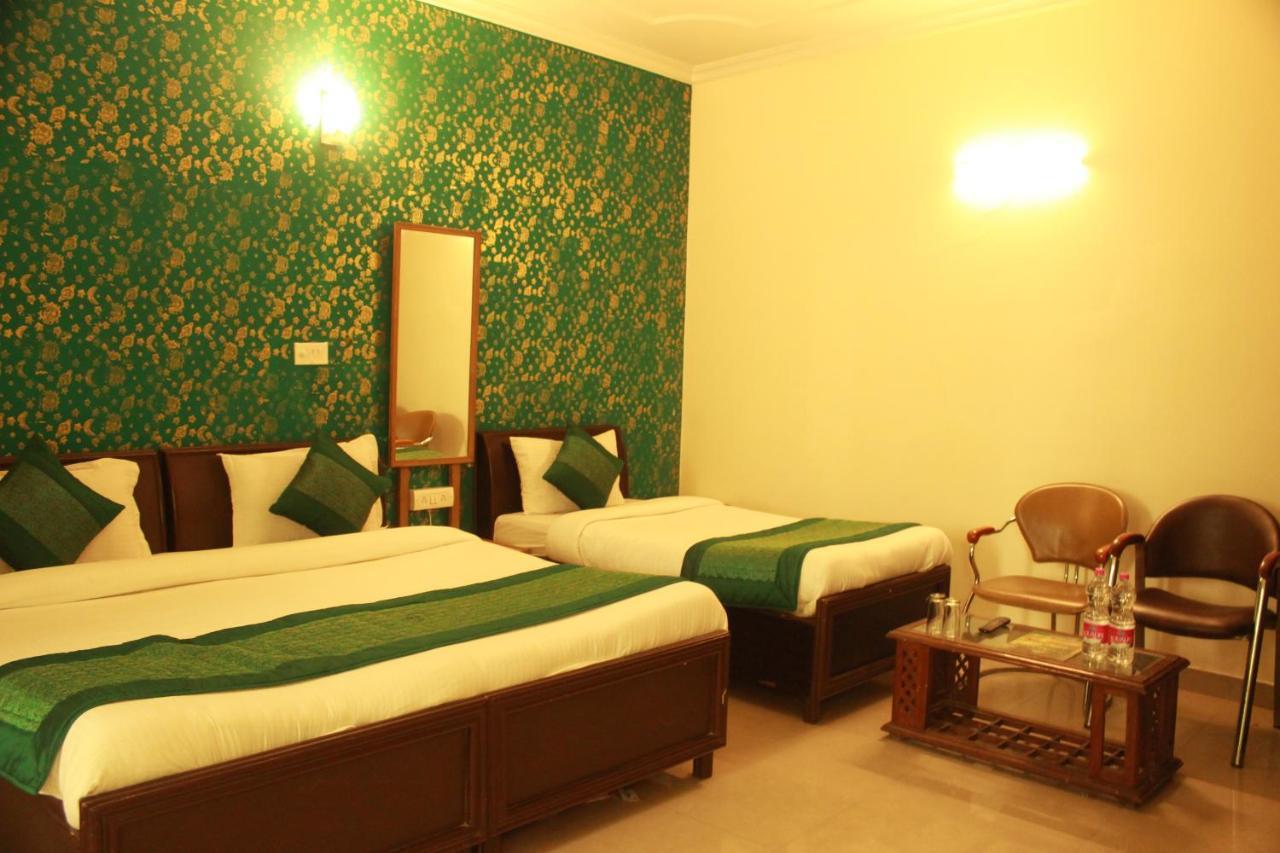 Hotel Smart Plaza Nuova Delhi Esterno foto