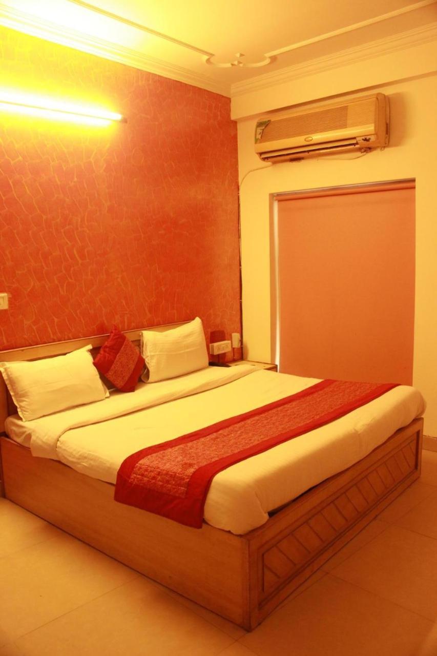 Hotel Smart Plaza Nuova Delhi Esterno foto