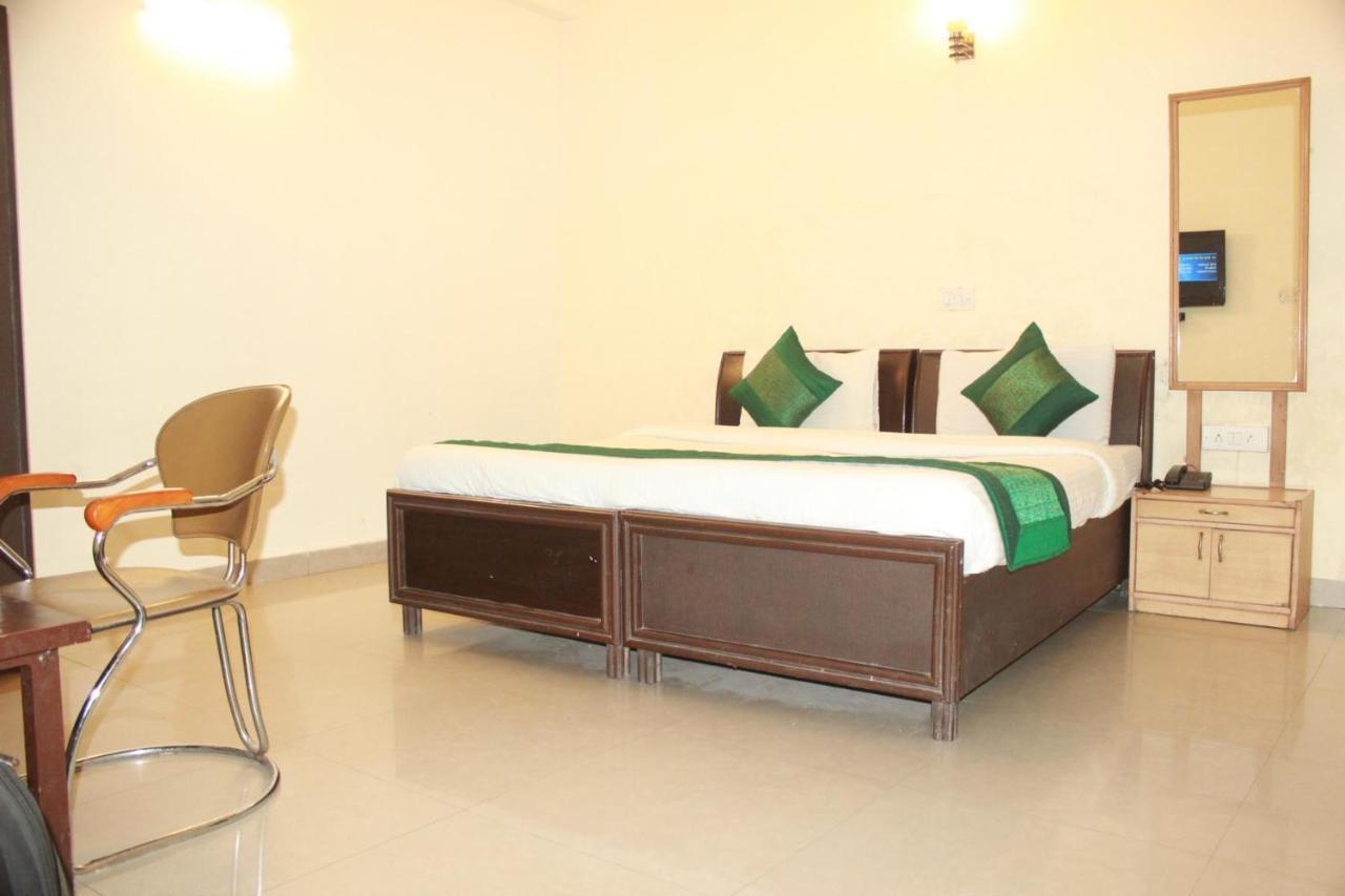 Hotel Smart Plaza Nuova Delhi Esterno foto