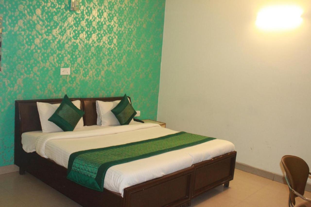 Hotel Smart Plaza Nuova Delhi Esterno foto